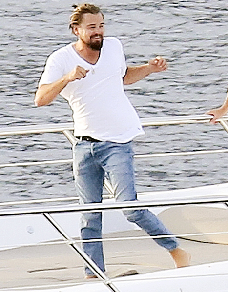 leo dancing on yacht