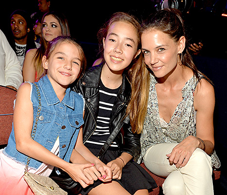 Suri Cruise and Katie Holmes - Kids Choice Awards (posing with friend)
